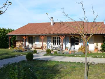 Gîte pour 6 personnes, avec piscine et terrasse à Lanzac