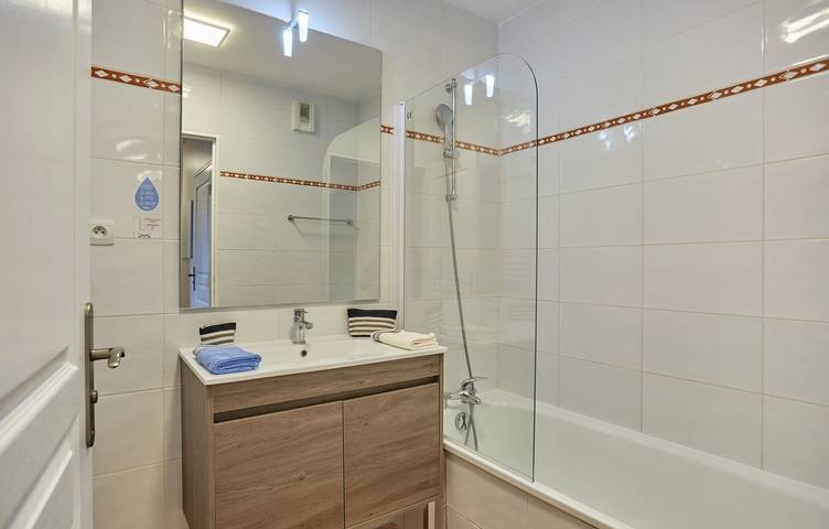 Location de vacances pour 4 personnes, avec piscine et bassin pour enfant ainsi que jardin et terrasse, animaux acceptés à Saint-Jean-de-Luz