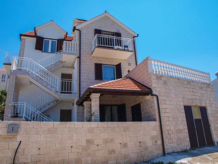 Apartament wakacyjny dla 4 osób, z widok i widok na jezioro oraz ogród w Postira