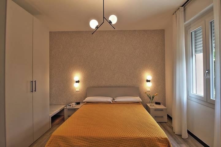 Ganze Wohnung, Ferienwohnung mit Privatstrand und Seeblick, elegant, ganz neu, am Seeufer in Bardolino, Gardasee-Berge