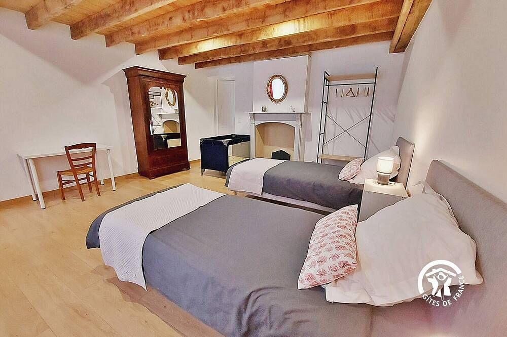 Maison familiale spacieuse avec grand jardin, proche loisirs et activités culturelles in Saint-Poix, Mayenne