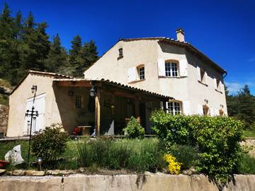 Gîte pour 4 personnes, avec jacuzzi ainsi que jardin et terrasse dans les Alpes-de-Haute-Provence