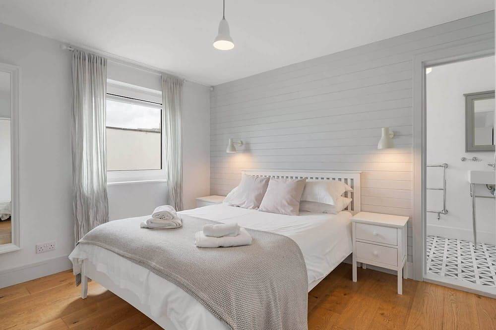 Stylish Home with Parking, Minutes from Beach in Bude, Cornwall