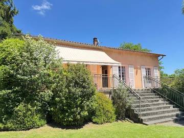 Location de vacances pour 6 personnes, avec piscine ainsi que vue et jardin à La Bastide-de-Sérou
