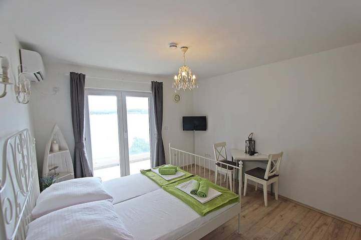 Ganze Wohnung, Villa Danica - Studio Apartment mit direktem Blick aufs Meer, 4 Sterne in Betina, Tisno