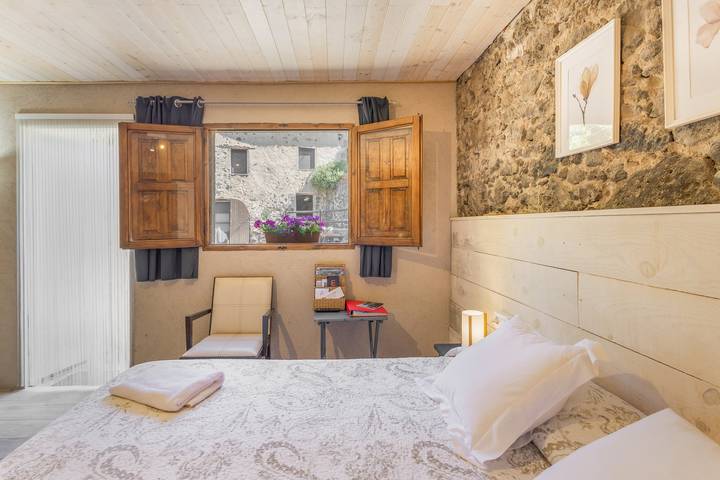 Chalet para 2 personas, con piscina para niños y jardín, Se admiten mascotas en Garrotxa - 2