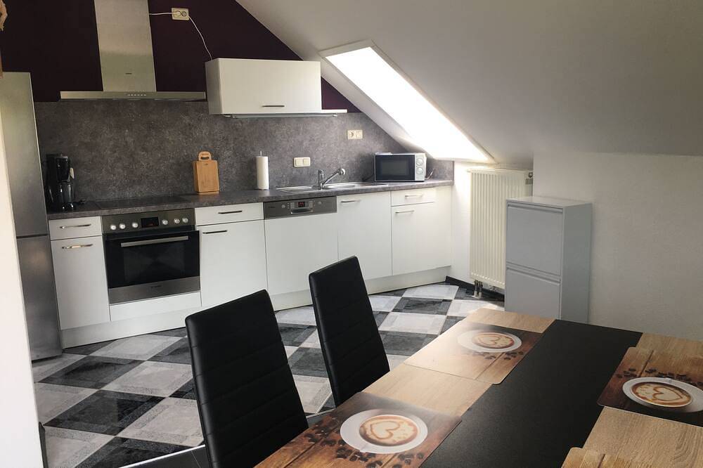 Ganze Wohnung, Ferienwohnung mit Balkon am Waldrand in Karlstadt, Maindreieck