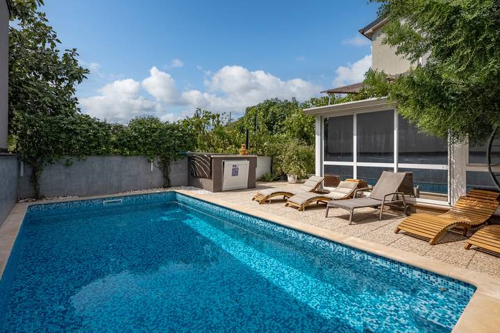 Ferienhaus für 6 Personen, mit Terrasse und Sauna sowie Pool, mit Haustier in Pula