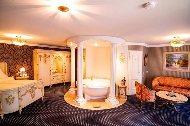 Hotel for 6 people, with Balcony and Terrace as well as Yard in Stuttgart