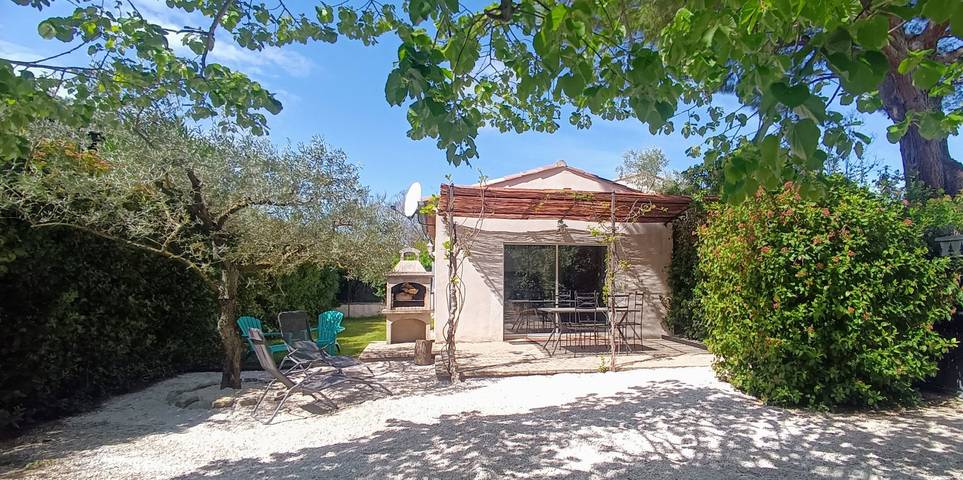 Gîte pour 4 personnes, avec jardin et terrasse à Boulbon