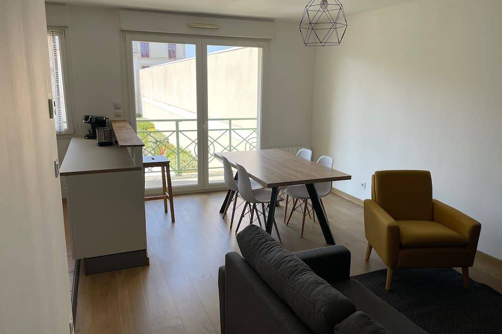 Entire apartment, 2 bedroom apartment - 50m from the sea - residence parking in Lion-sur-Mer, Caen region