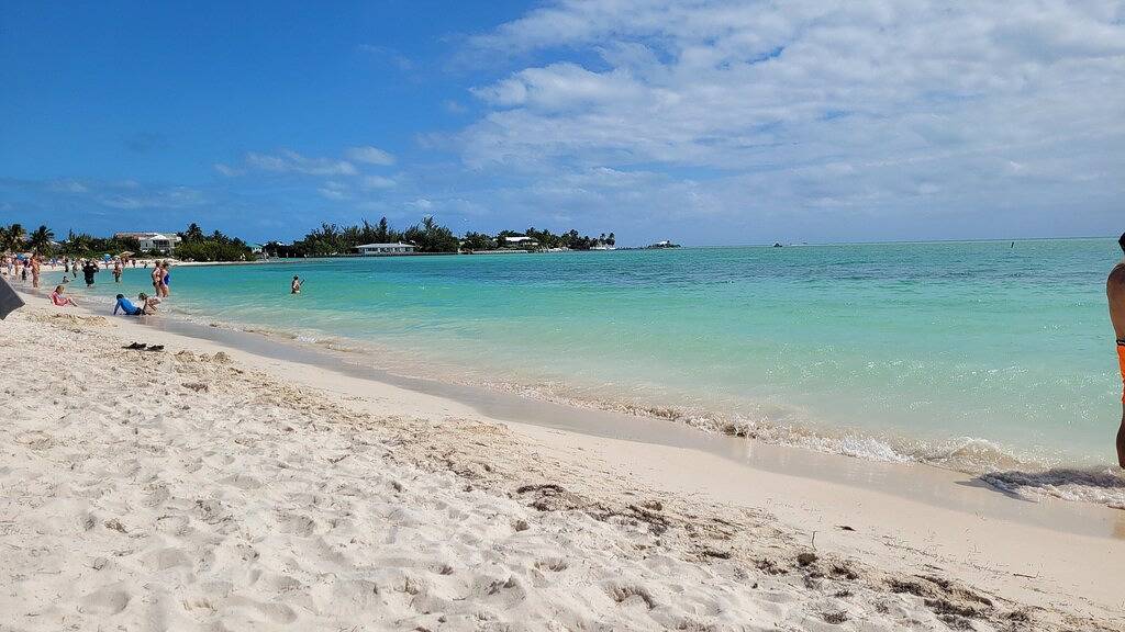 Walk to Sombrero Beach •Waterfront, 50’ Dock, Spa, Kayaks, Bikes, Ideal Location in Sombrero Beach, Marathon