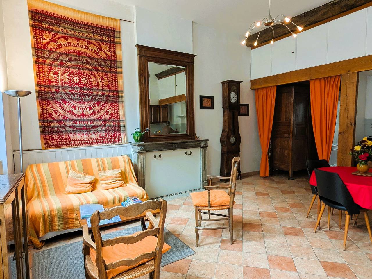 Cozy cottage with shared courtyard, Vézelay center in Vézelay, Morvan Regional Nature Park
