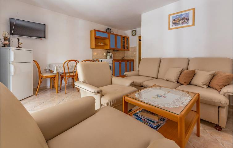 Ganze Ferienwohnung, Gemütlich, 2 km zum Strand: Modernes Apartment mit Terrasse und Annehmlichkeiten in Marčana, Südküste Istrien
