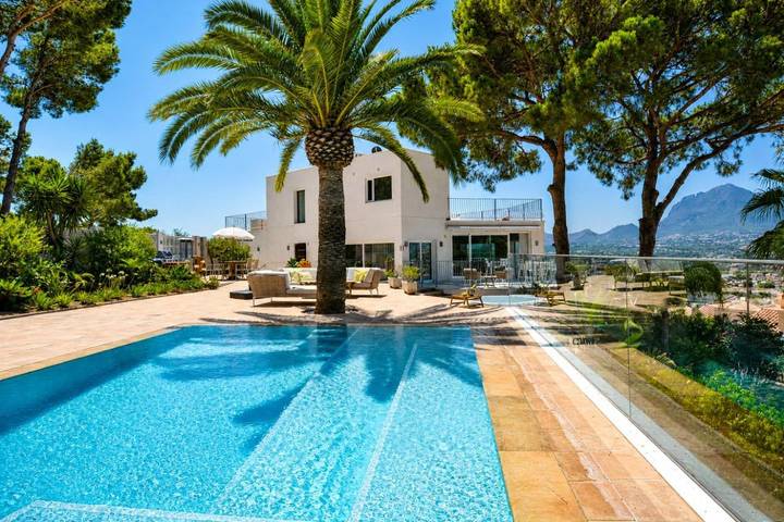 Chalet para 9 personas, con piscina además de jardín y jacuzzi en Marina Baja