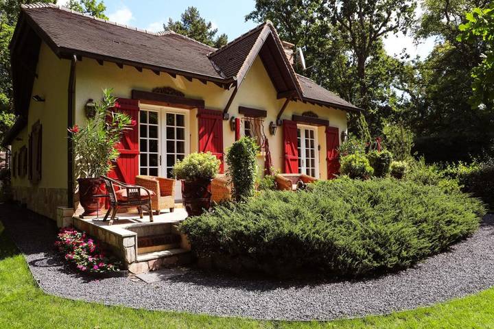 Location de vacances pour 10 personnes, avec vue ainsi que jardin et piscine à Lamorlaye - 2