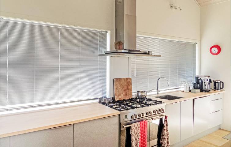 Ferienhaus für 10 Personen mit Garten in Fitjar