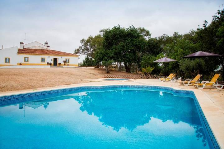 Location de vacances pour 3 personnes, avec terrasse et jardin ainsi que vue et piscine à Serpa - 2