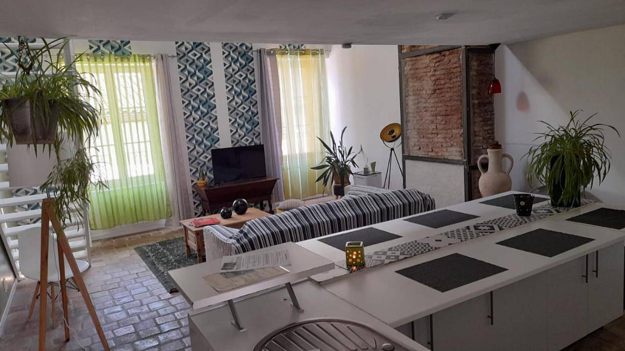 Appartement entier, Tournus Castrum Romain- Loft 90m2 - 3 Étoiles - petit Box Vélo - 5mn Autoroute in Tournus, Région de Mâcon