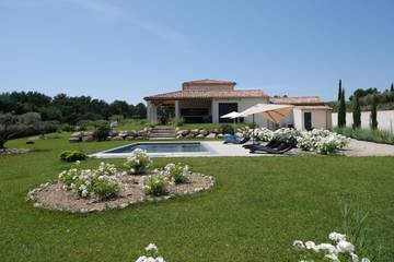 Location de vacances pour 10 personnes, avec jardin et piscine, adapté aux familles à Saint-Rémy-de-Provence