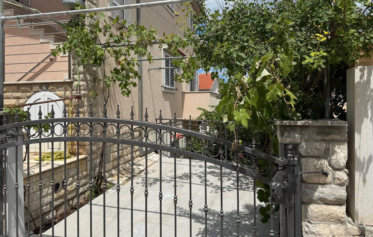 Ganze Ferienwohnung, Gemütliches Apartment am Strand mit Terrasse, WLAN und Parkplatz in Uvala Bočići in Okrug Gornji, Ciovo