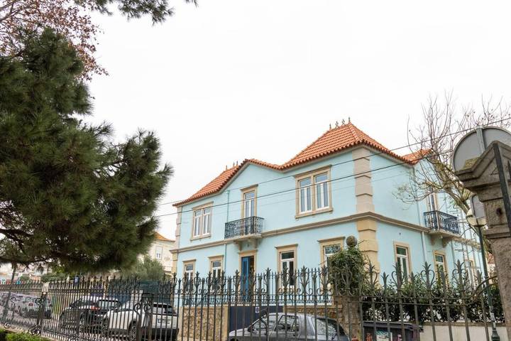 Location de vacances pour 15 personnes, avec vue sur le lac ainsi que jardin et vue dans Parede