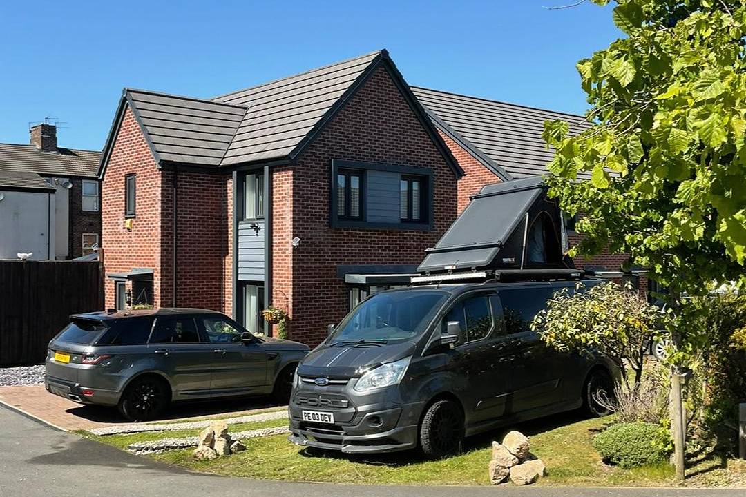 House Sleeps 5 with Hot Tub and Parking in Liverpool, Merseyside