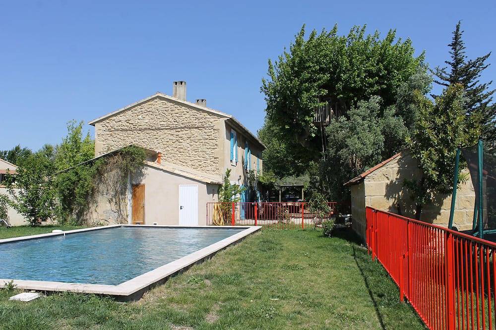 Entire apartment, Studio with swimming pool (5X10), trampoline, bowling green, gas hob in Salon-de-Provence, Mediterranean Coast (France)