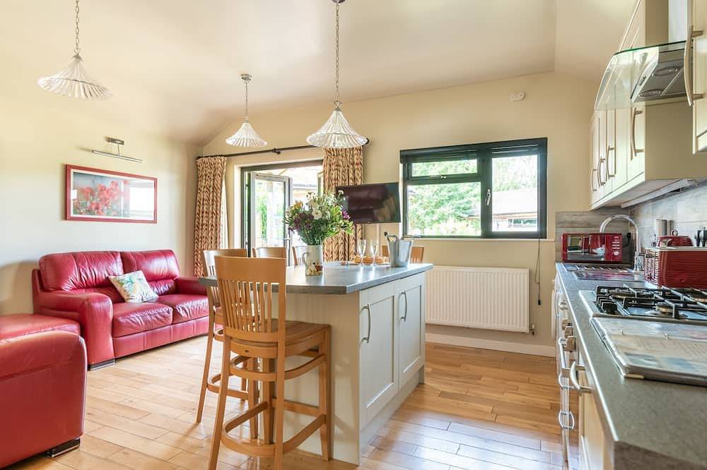 Bath & West lodge - sleeps 4/5 with private hot tub in Cheddar, Somerset