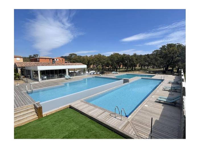 Appart’hôtel pour 4 personnes, avec piscine et jardin ainsi que vue et bassin pour enfant