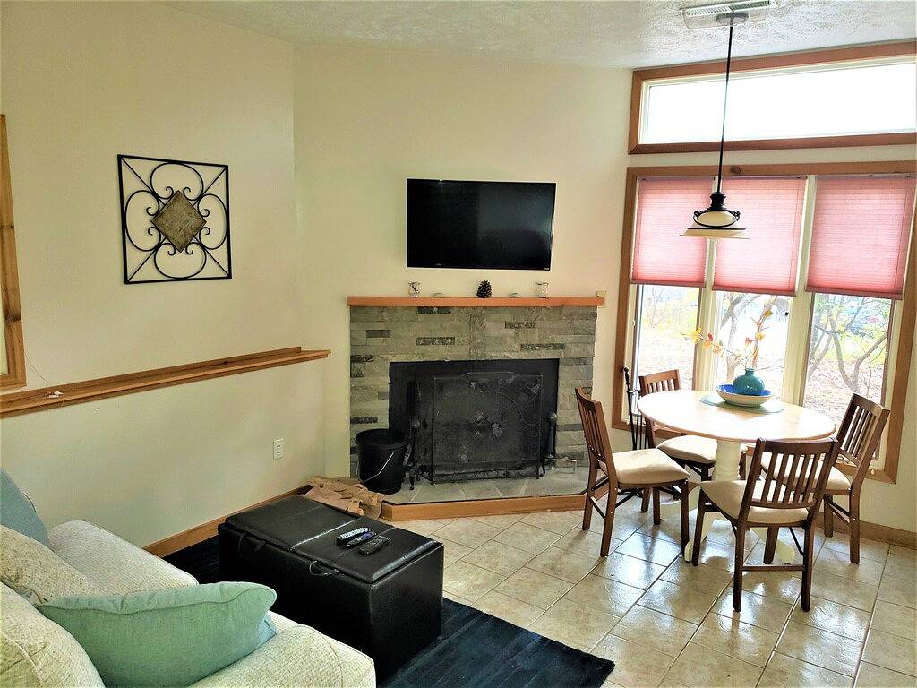 Ganze Wohnung, 2 Minuten von den Geschäften und Aktivitäten; Gemütliches 1 Schlafzimmer Endgerät, hundefreundlich! in Wintergreen, Nelson County