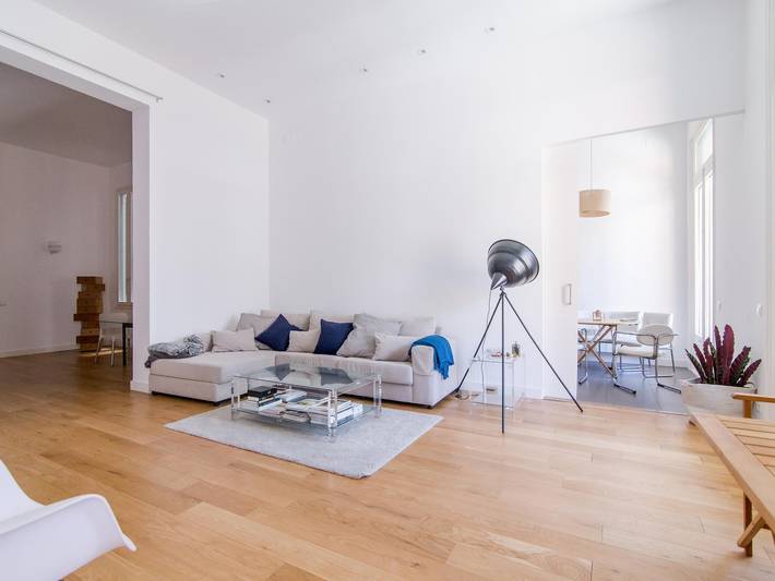 Apartamento vacacional entero, Apartamento de diseño de 3 habitaciones con terraza in Centro Barcelona, Barcelona
