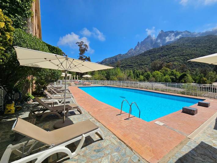 Hôtel pour 4 personnes, avec vue et balcon ainsi que jardin et piscine