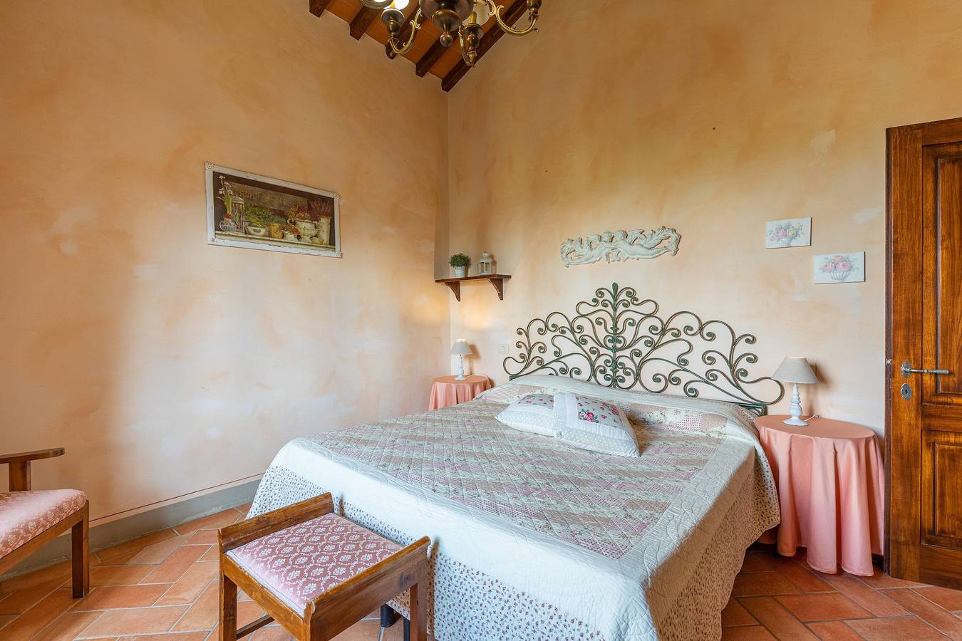 Entire apartment, Apartment 'Granaio - Borgo Dolci Colline' with Private Pool, Wi-Fi, and Air Conditioning in Castiglion Fiorentino, Arezzo Province