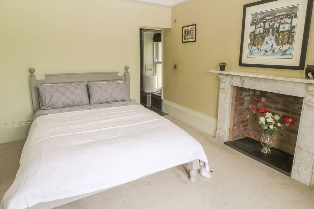 Ash Villa, pet friendly, luxury holiday cottage in Holmfirth in Holmfirth, West Yorkshire