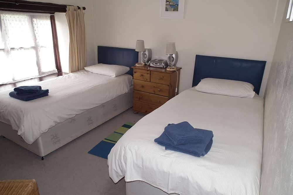 Lakeside cottage - tranquil water views, free fishing  & hot tub in Cornwall