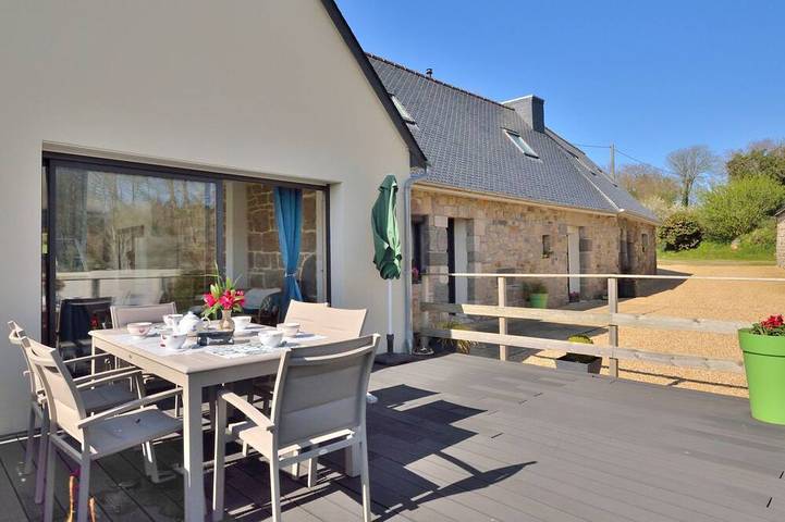 Location de vacances pour 6 personnes, avec jardin à Ploubezre