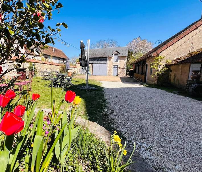 Location de vacances pour 16 personnes, avec piscine et jardin à Léré - 2