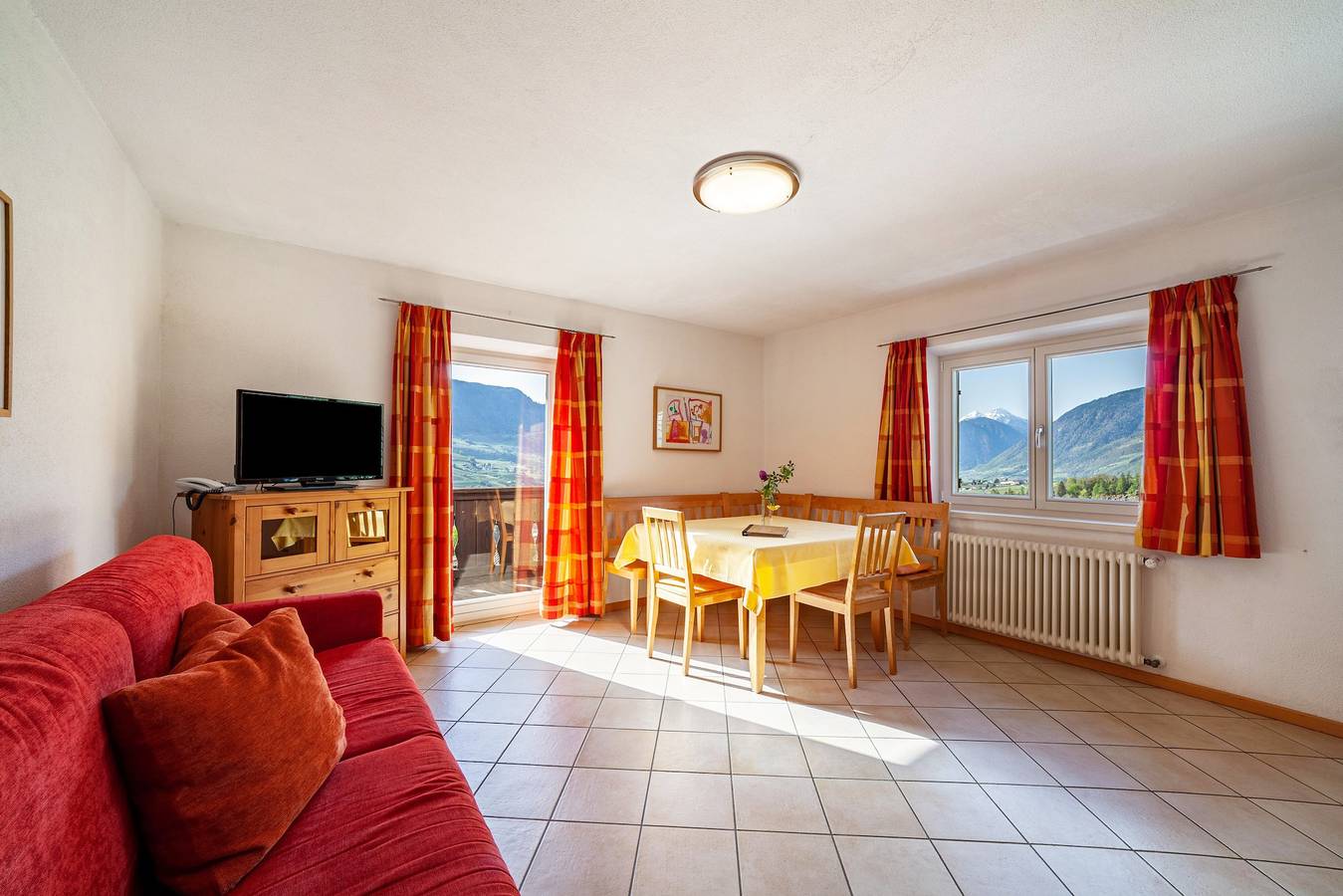 Ganze Wohnung, Ferienwohnung "Gasserhof Edelrot" mit Bergblick, Gemeinschaftspool und Wlan in Kuens, Passeiertal