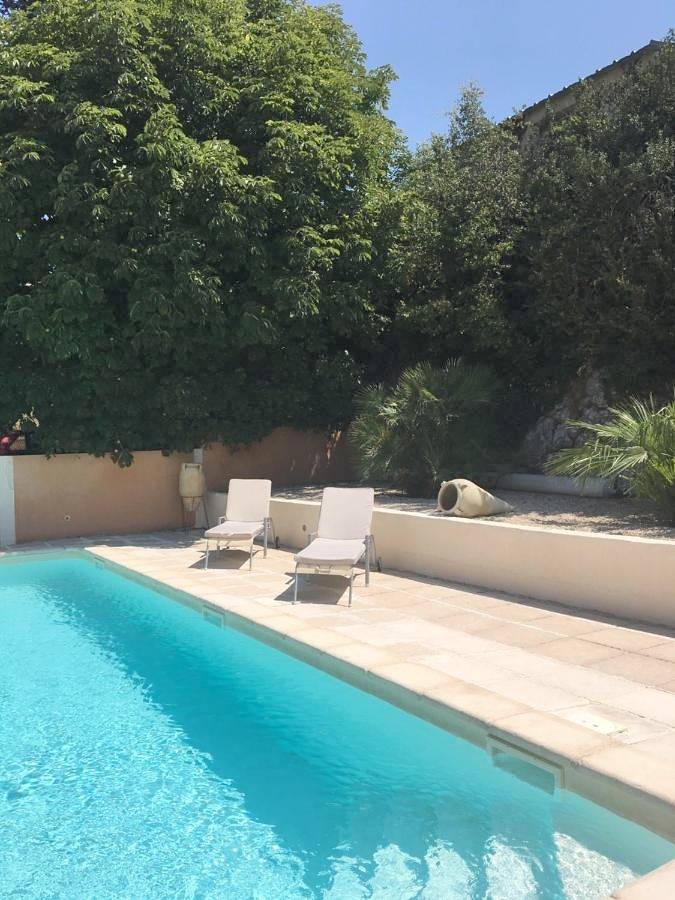 Location de vacances pour 2 personnes, avec piscine ainsi que vue et terrasse à La Bastide-des-Jourdans - 4