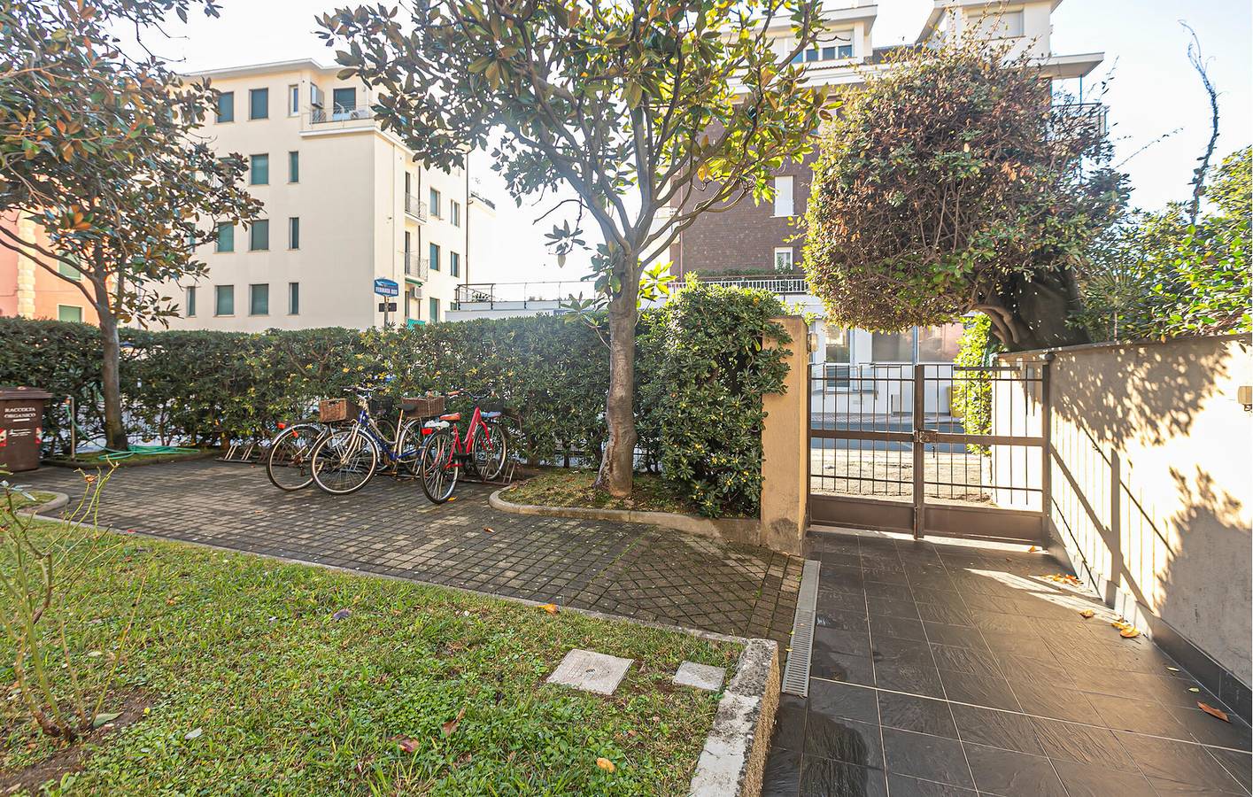 Ganze Ferienwohnung, Modernes Strand-Apartment mit WiFi, AC & Terrasse, 2km vom Strand entfernt in Sestri Levante (Stadt), Sestri Levante