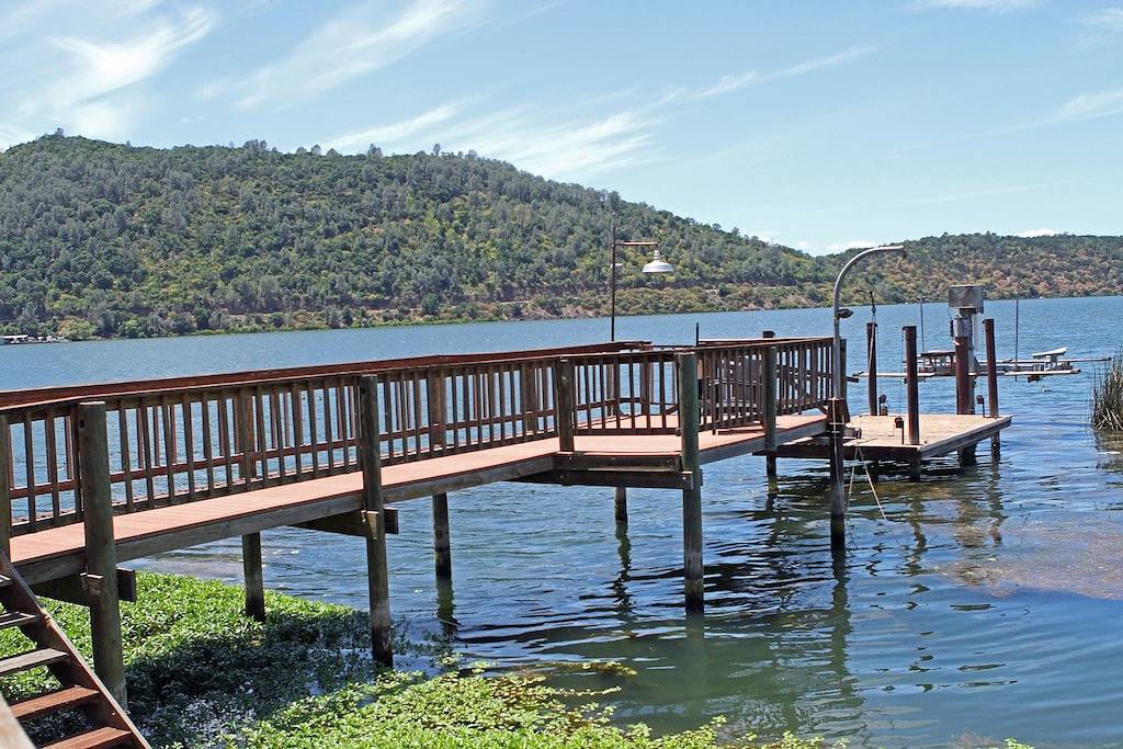 Luxus Am See! 3 Story, 3 Br / 2B Private Dock neben den Soda Hot Springs in California North Coast