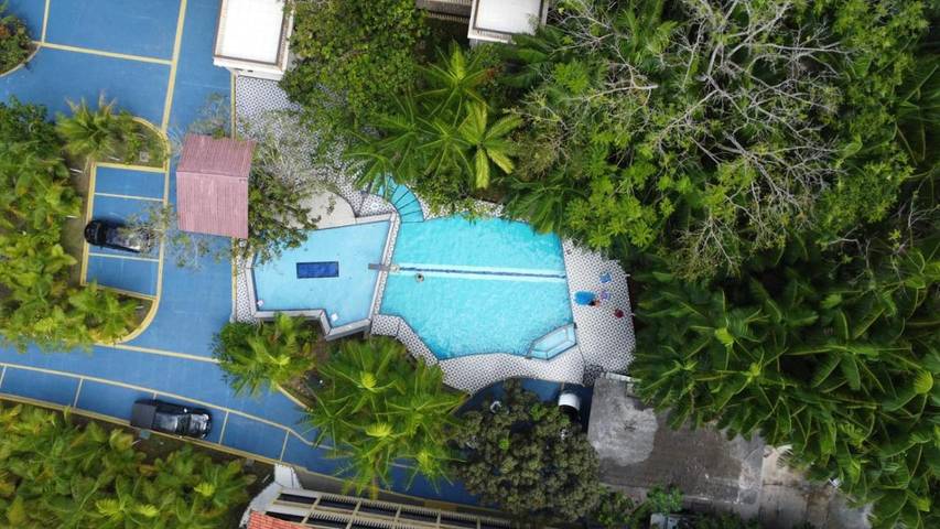 Hôtel pour 3 personnes, avec vue et piscine ainsi que jardin et terrasse, animaux acceptés