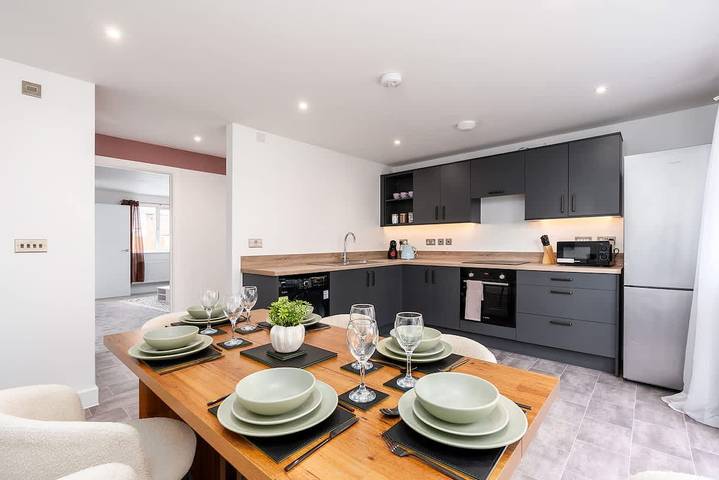 Perfect Booking | Private Garden & Large Parking in Churchdown, Gloucestershire