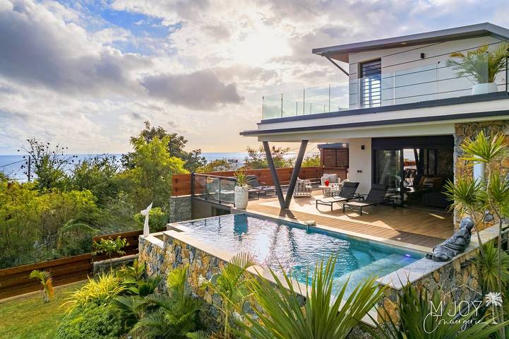 Location de vacances pour 10 personnes, avec piscine ainsi que terrasse et jardin, adapté aux familles à Saint-Leu