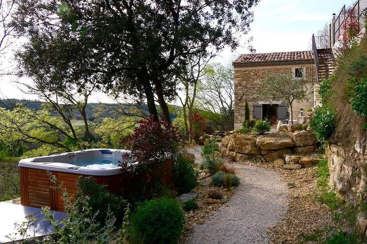 Gîte pour 4 personnes, avec piscine et jardin