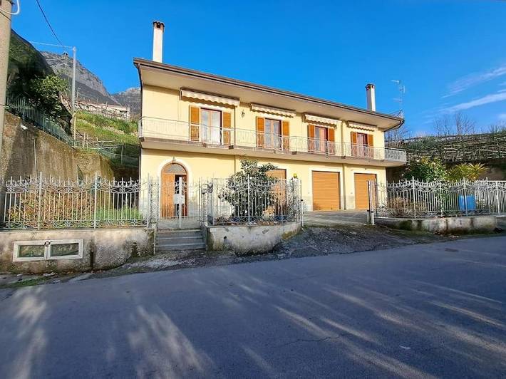 Casa vacanza per 12 persone, con terrazza e giardino nonché panorama, con animali domestici a Tramonti