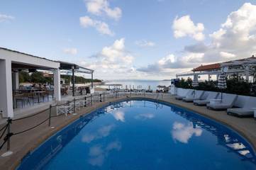 Hôtel pour 2 personnes, avec piscine ainsi que jardin et jacuzzi, adapté aux familles dans Agistri