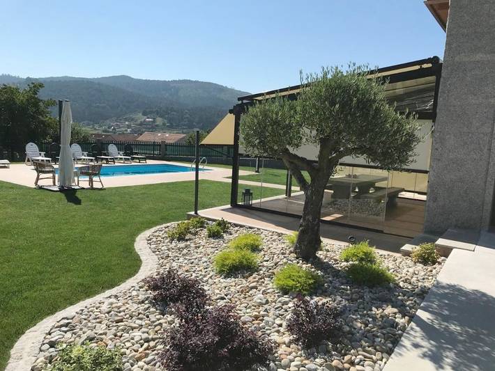 Location de vacances pour 8 personnes, avec vue ainsi que piscine et jardin à Barro - 2