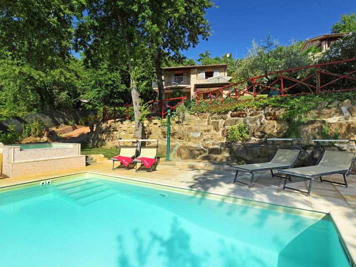 Villa per 5 persone, con giardino e balcone nonché idromassaggio e piscina in Magione
